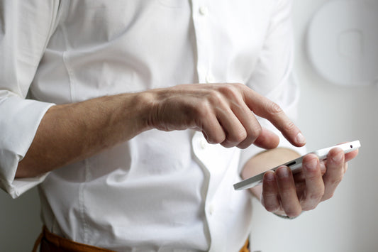 Razones por los que no deberías mirar el celular apenas te despiertas